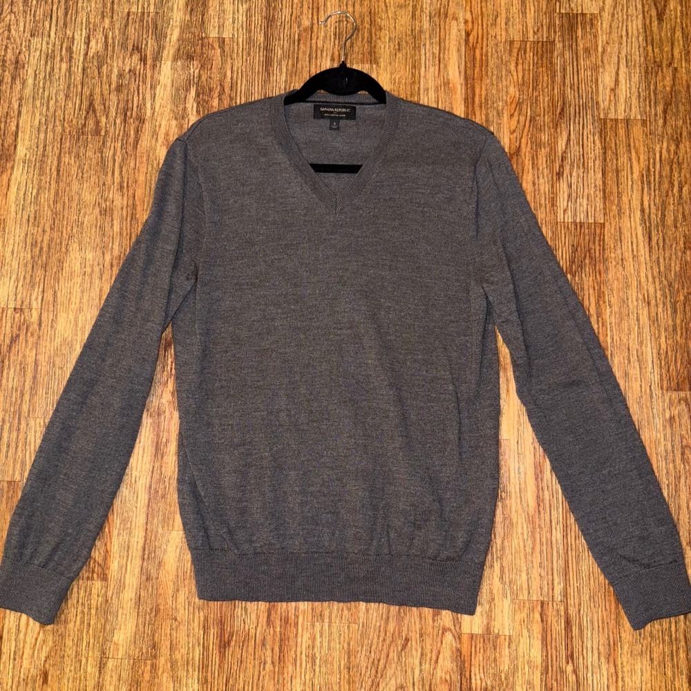 Banana Republic V-Neck Sweater Men's 100% Merino Wool Gray Size S Preppy School